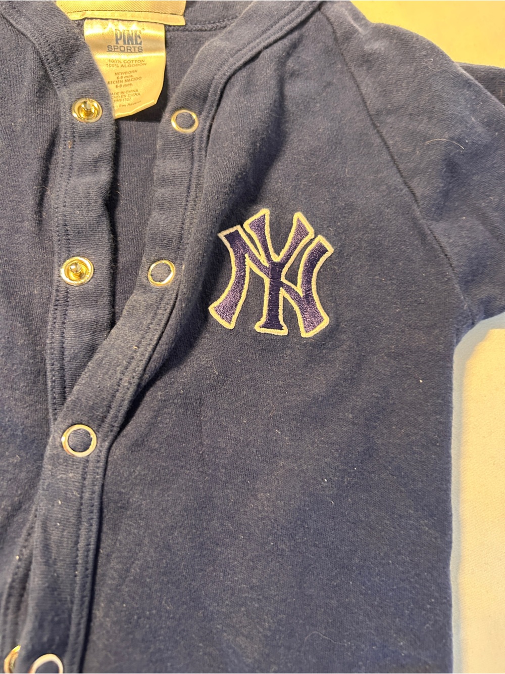 New York Yankees Baby Bodysuit 6-9 Months Blue Snap Front MLB Pink Sports - Picture 4 of 5